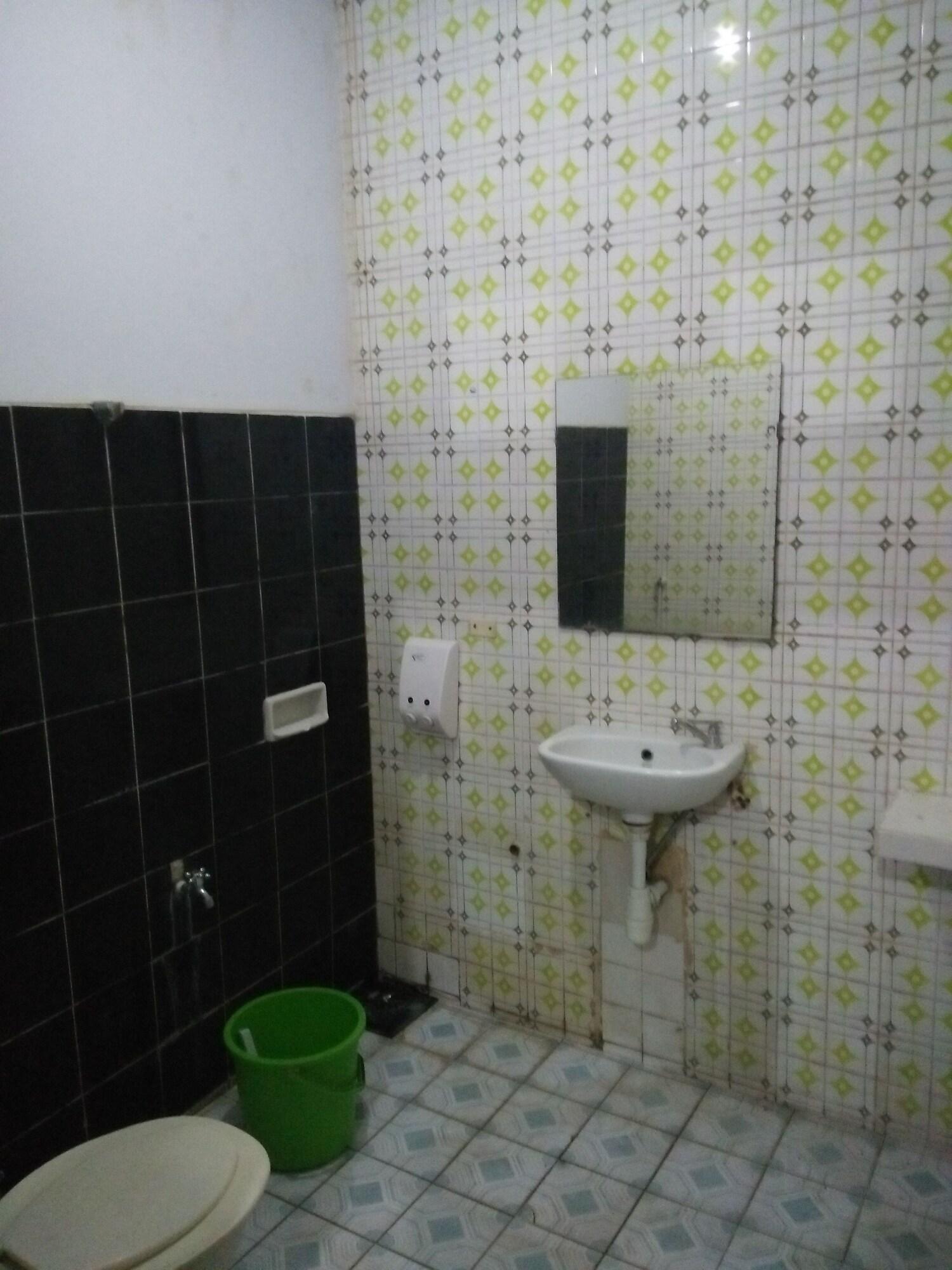 Oyo 1945 Bali Indah Hotel 2*